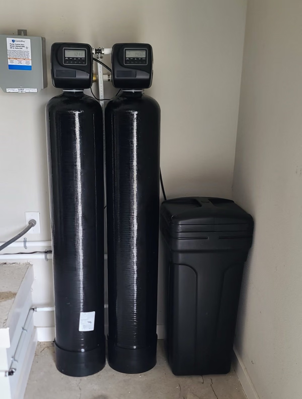 Dual-tank system with two control valves and a brine tank