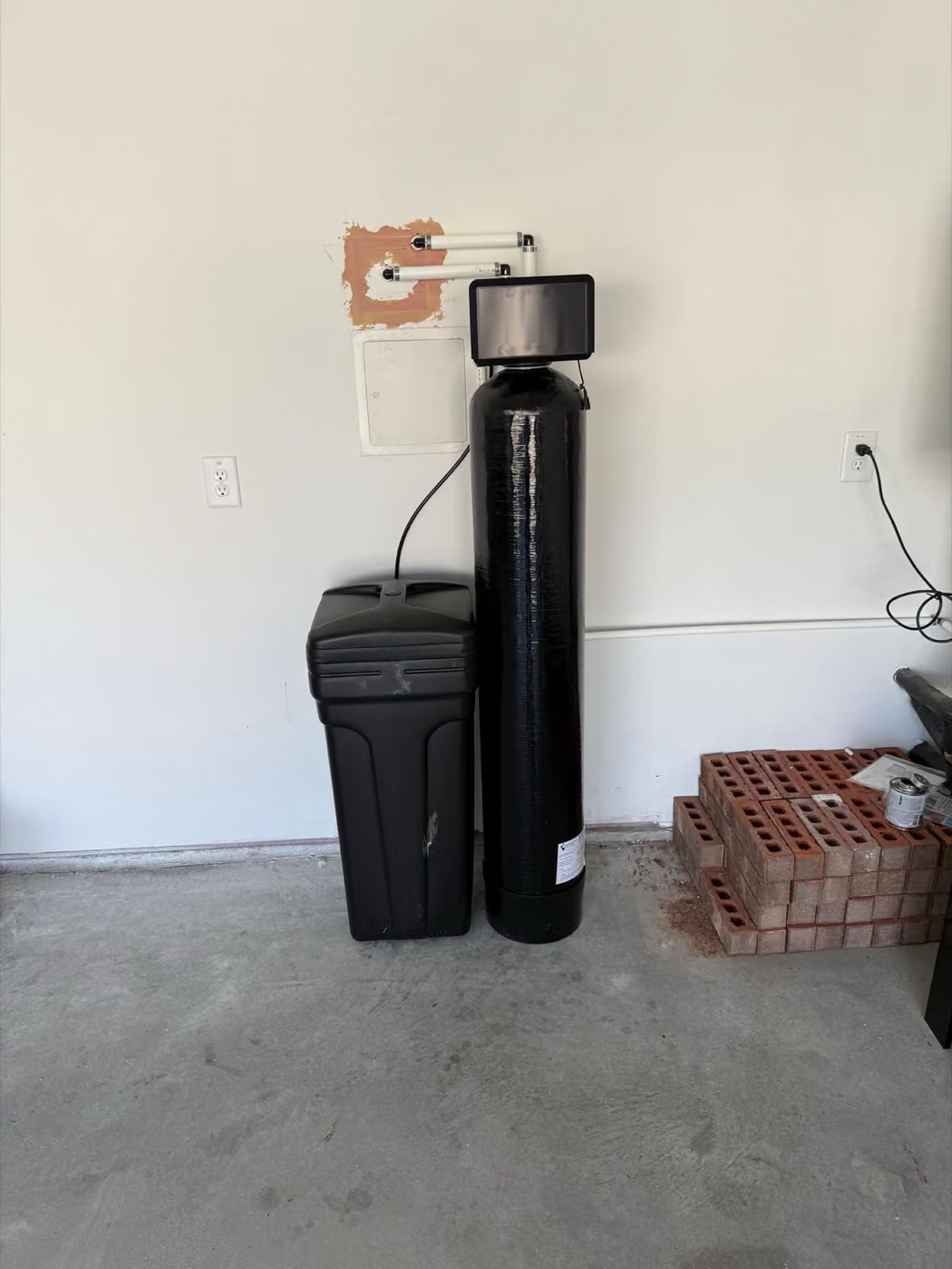Single-tank softener and brine tank against the wall