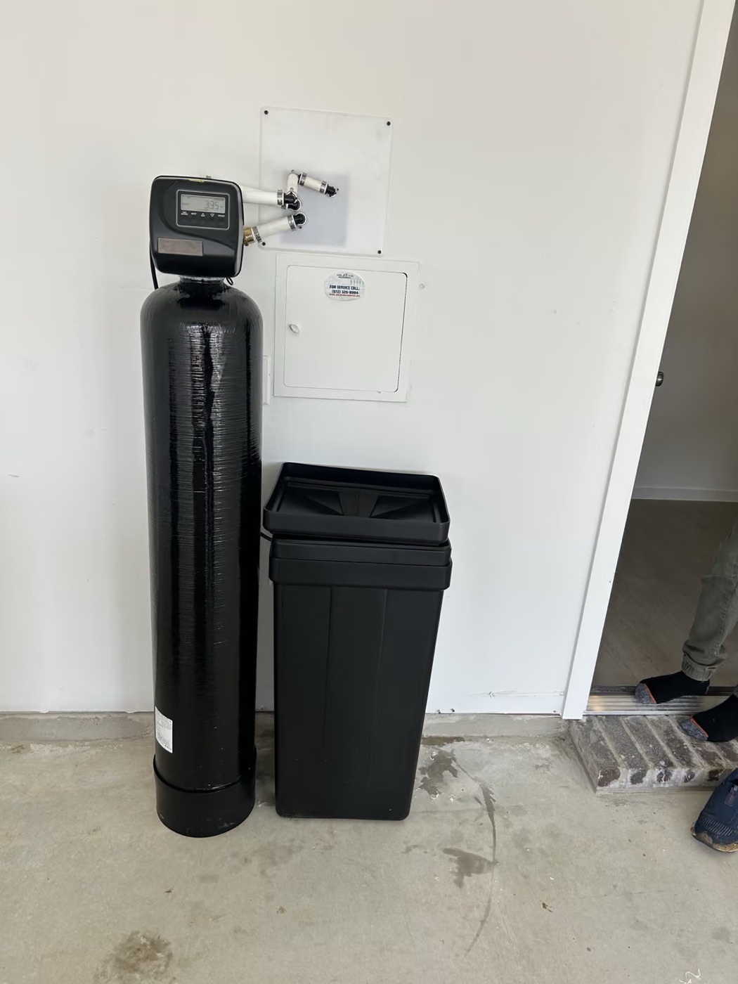 Single-tank softener and brine tank